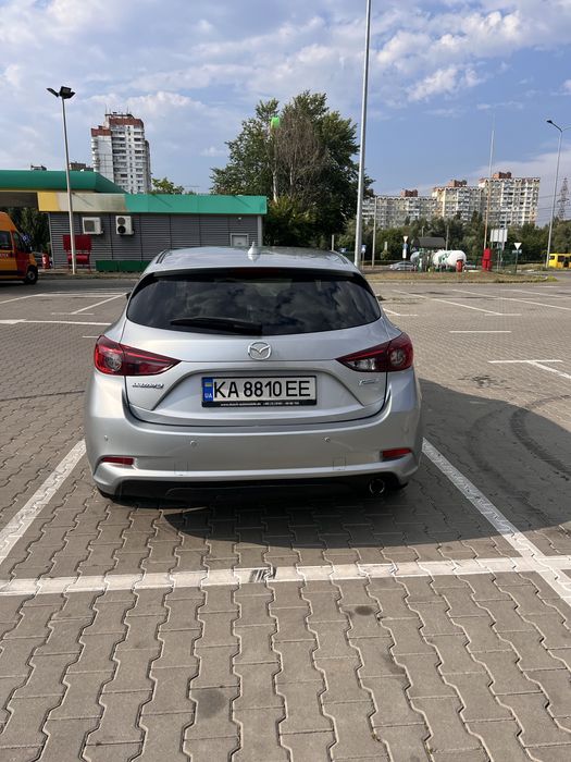 Автомобіль машина хетчбек седан