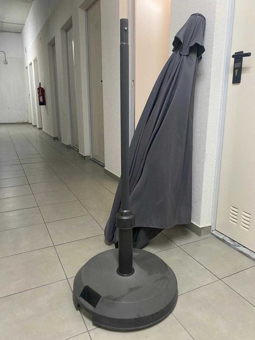 Vendo guarda-sol de jardim/ varanda cinzento com base