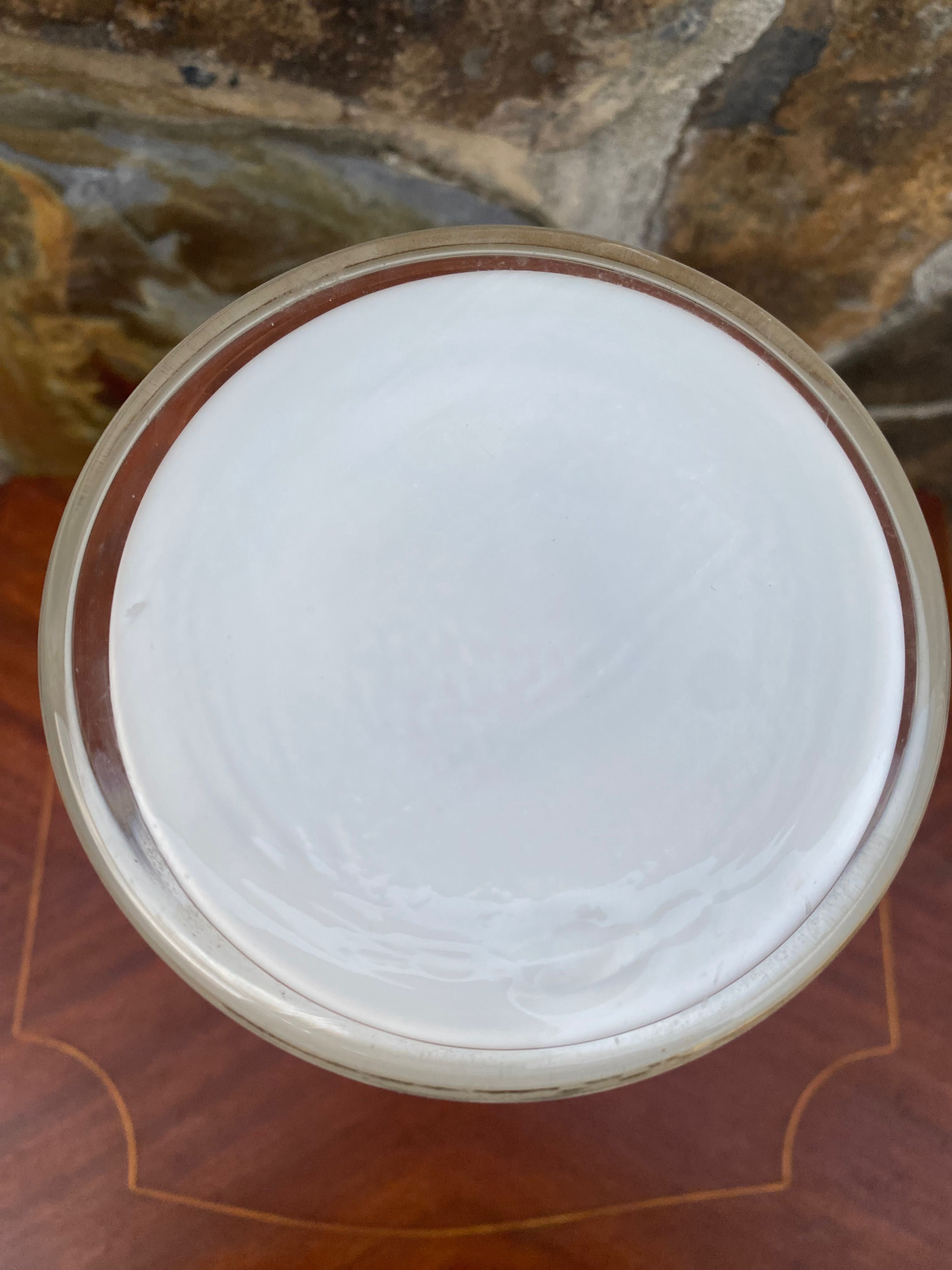 Jarra em Vidro Doublé com Camafeus 33 cm Antiga