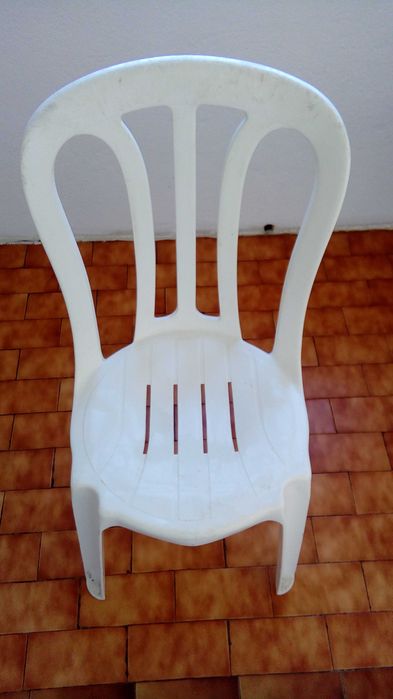 mesa com  três cadeiras e desmonta-se