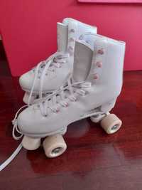 Patins com rodas paralelas brancos e cor-de-rosa