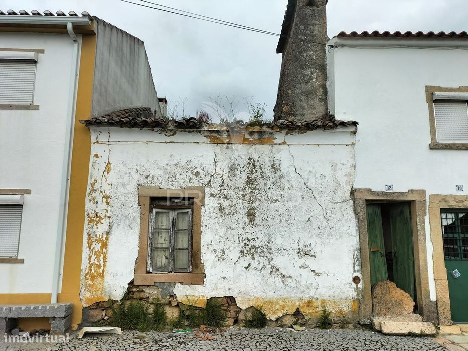 Moradia em banda, para recuperar em Gáfete.