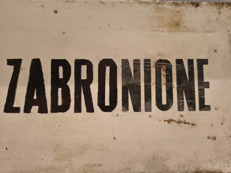 Stara tablica z Prl Palenie Zabronione