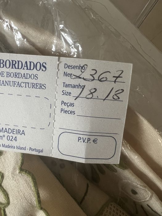 Toalha em linho bordado da medeira certificada