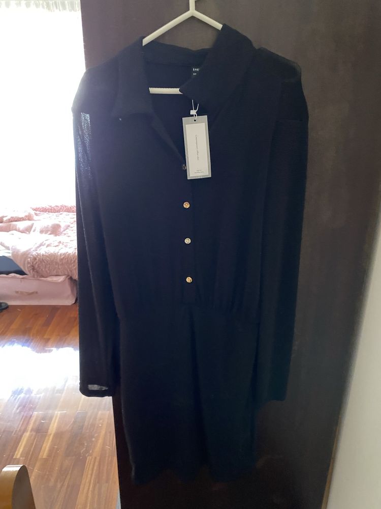 Vestido preto com etiqueta