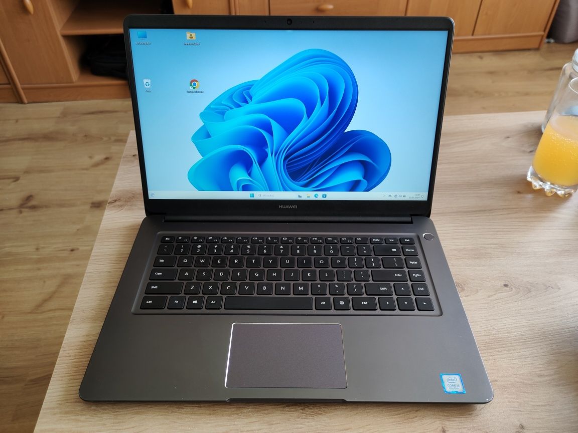 15" Huawei Matebook D MRC-W10 i5 8gen. 8gb ram SSD 256 NVMe