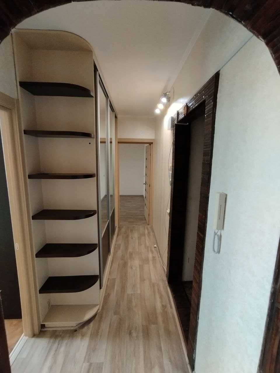 Продам 2 к квартиру на Молочній, з ремонтом. Метро поруч.