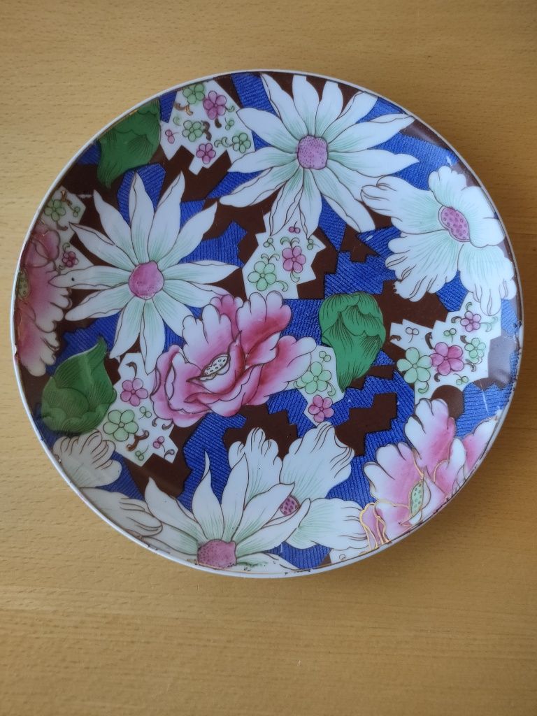 Conjunto de pratos decorativos.