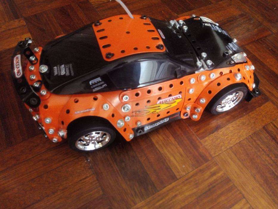Carro telecomandado da Meccano com sistema de som e luzes como novo