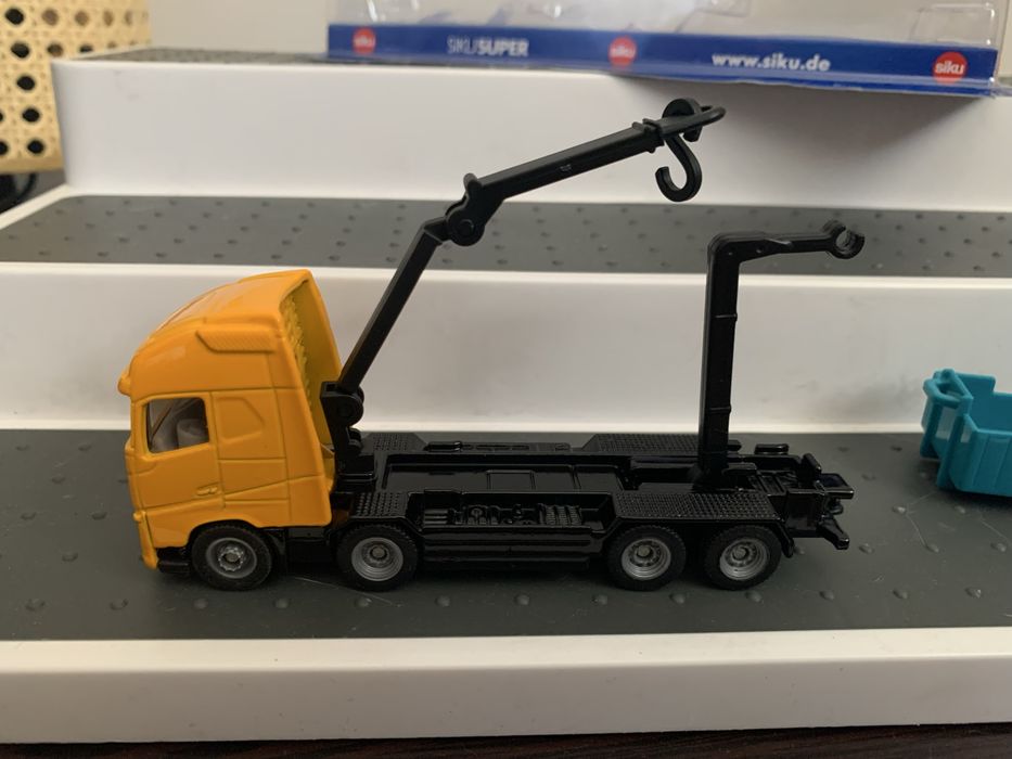 Siku Super Roll-off Tipper with Crane