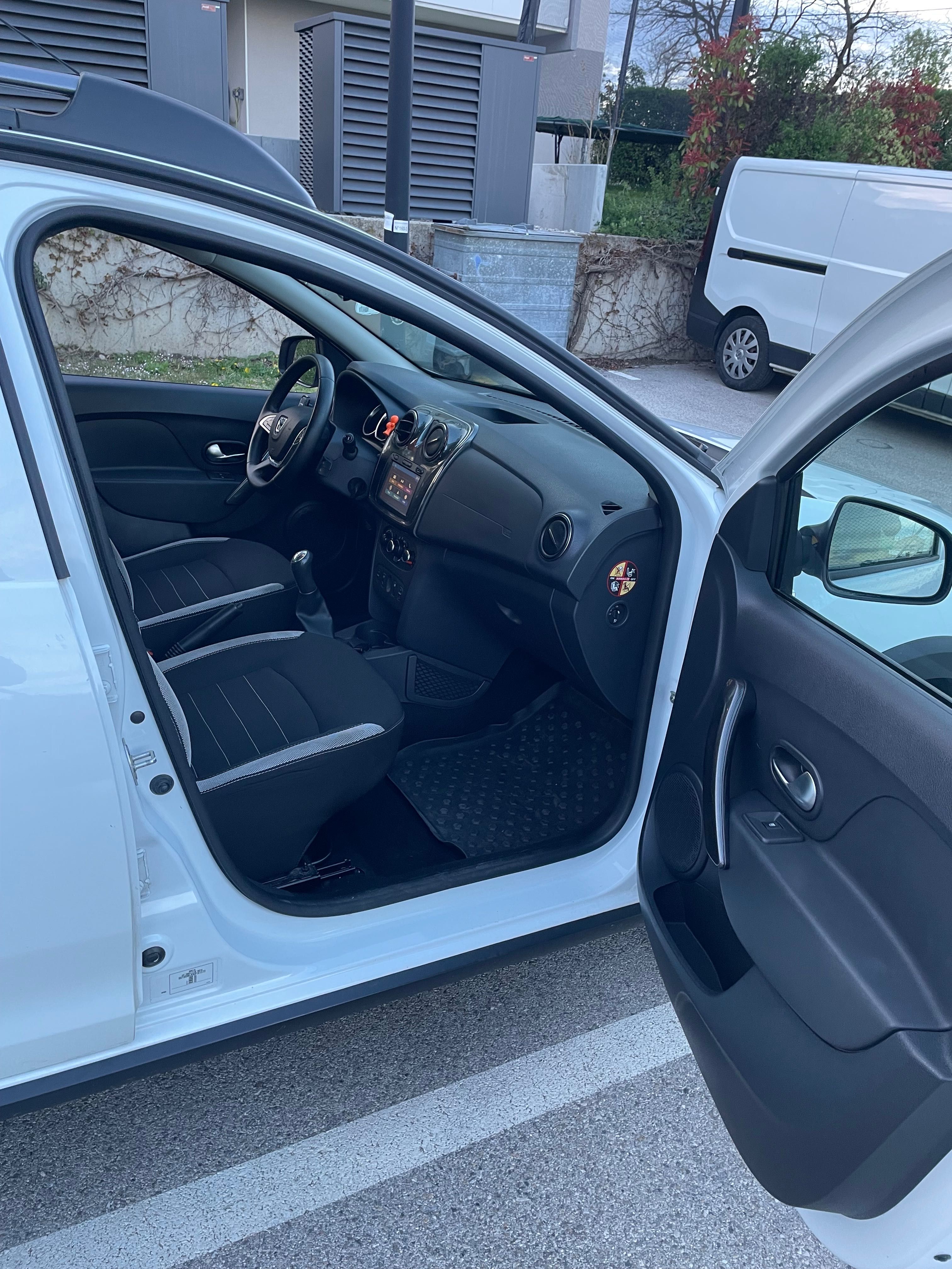 Carro semi novo, manutenção em dia - oportunidade única!