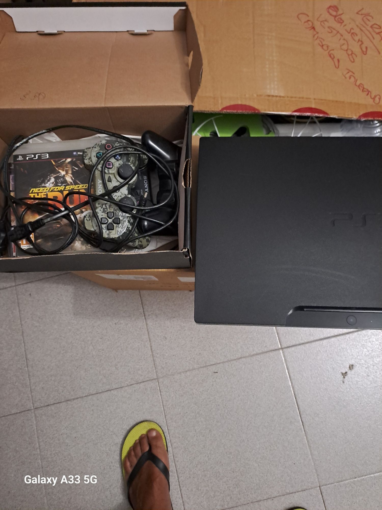 Playstation 3 muito boa jogos e comandos a funcionar