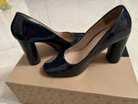 Sapatos de salto redondo