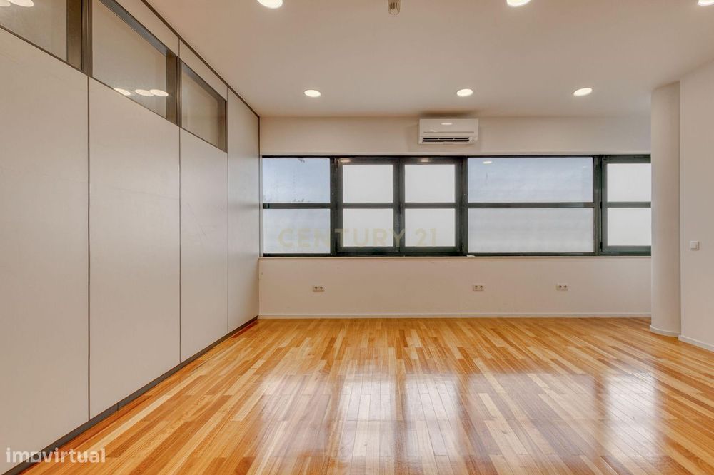 Escritório com 2 lugares de garagem junto ao Metro do Aeroporto