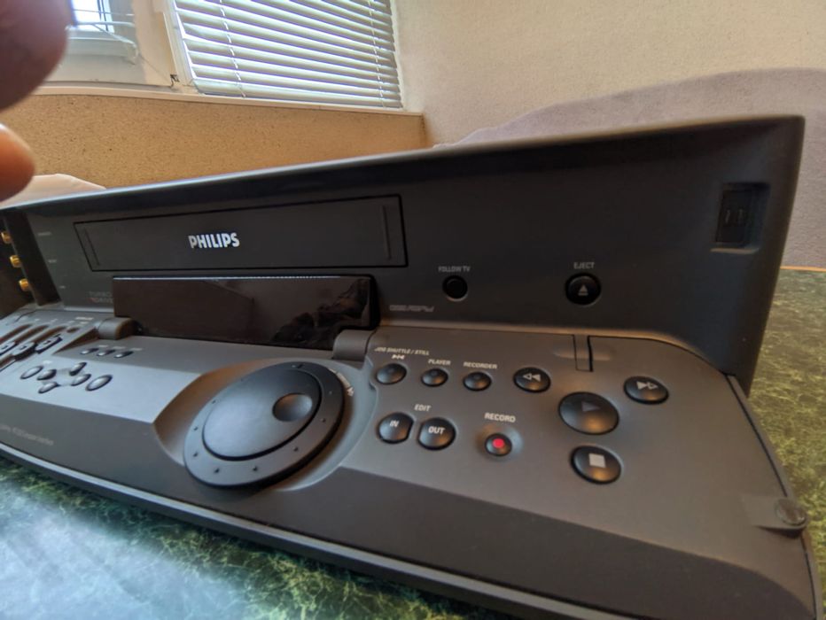 Продам відеомагнітофон на касети  Philips VR969