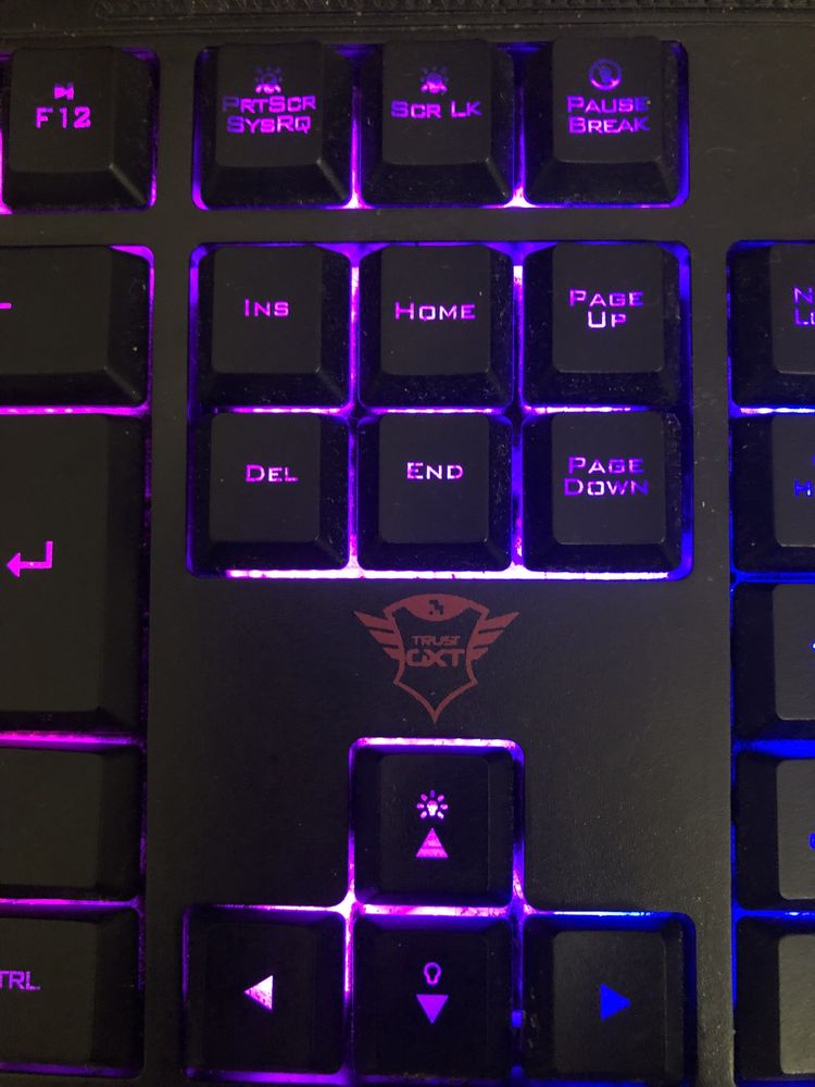 Teclado Gaming Trust GXT 830-RW Avonn - Layout PT