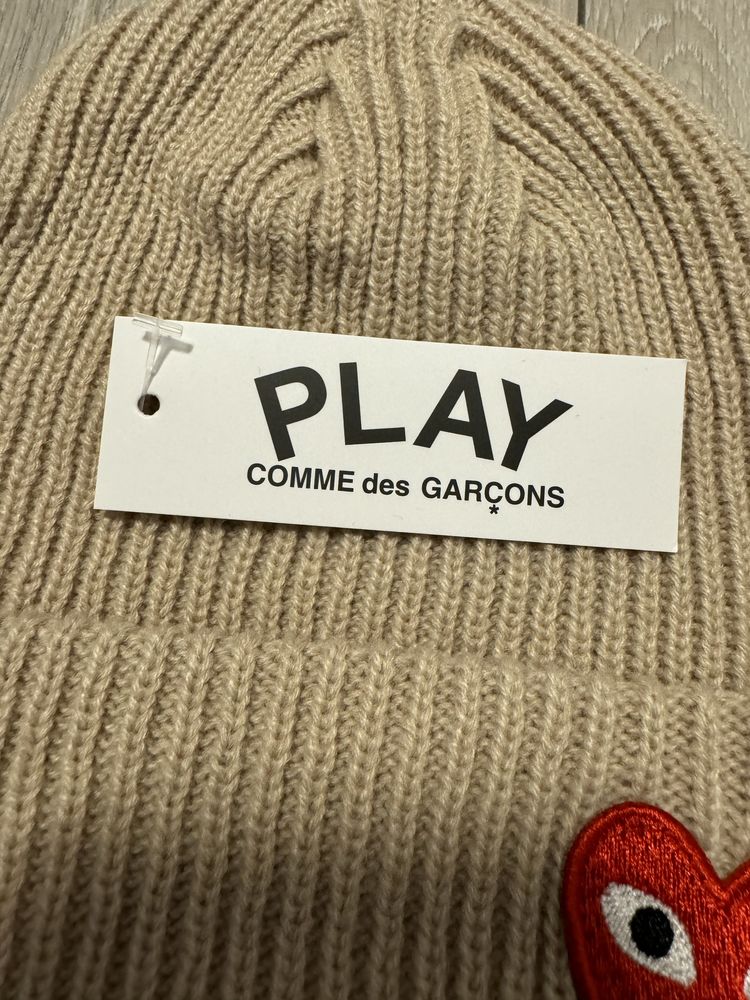 Beżowa czapka zimowa Play Comme des Garcons CDG