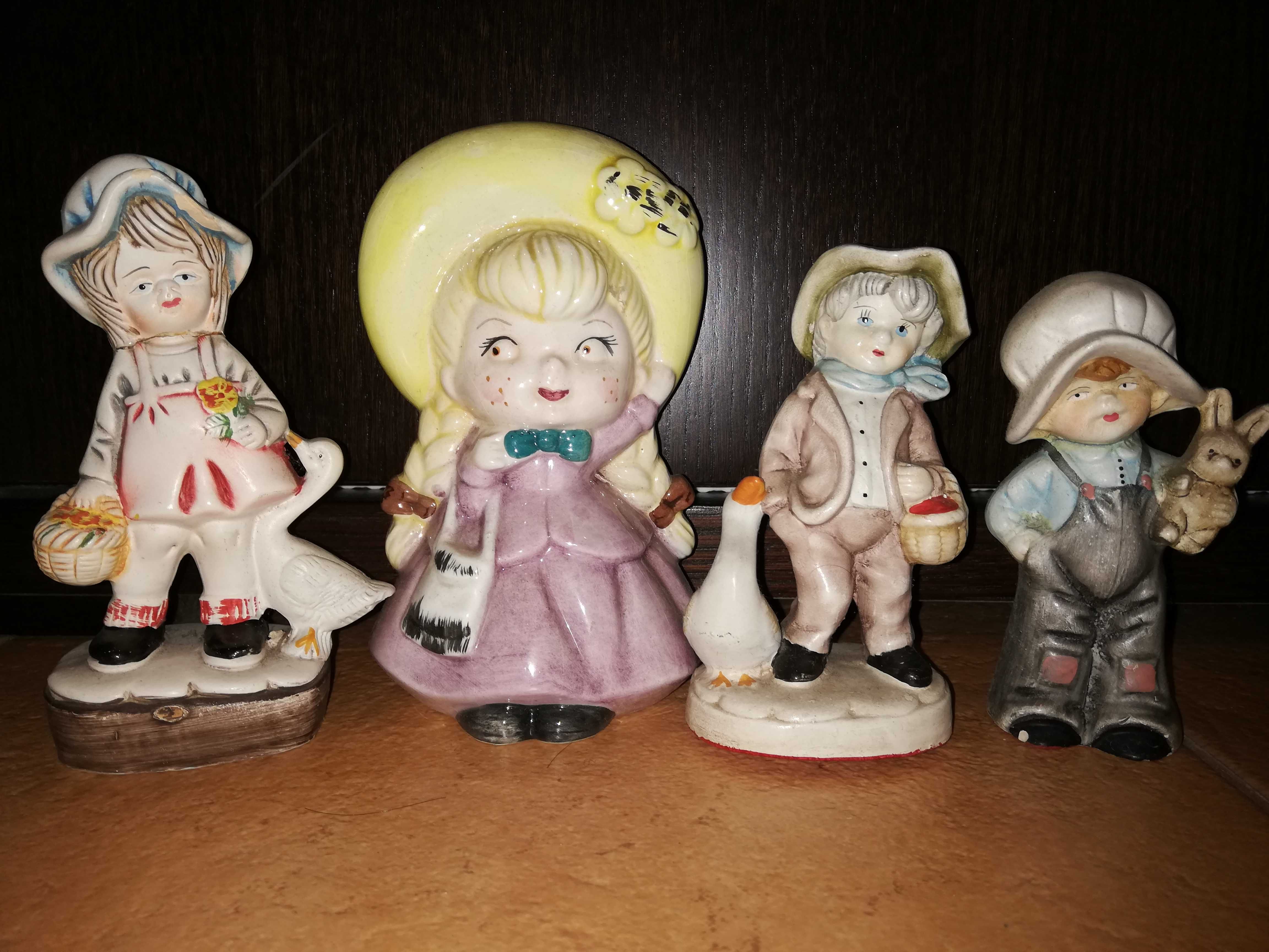 3 Palhaços / Pierrot em porcelana e 4 figuras em loiça a partir de