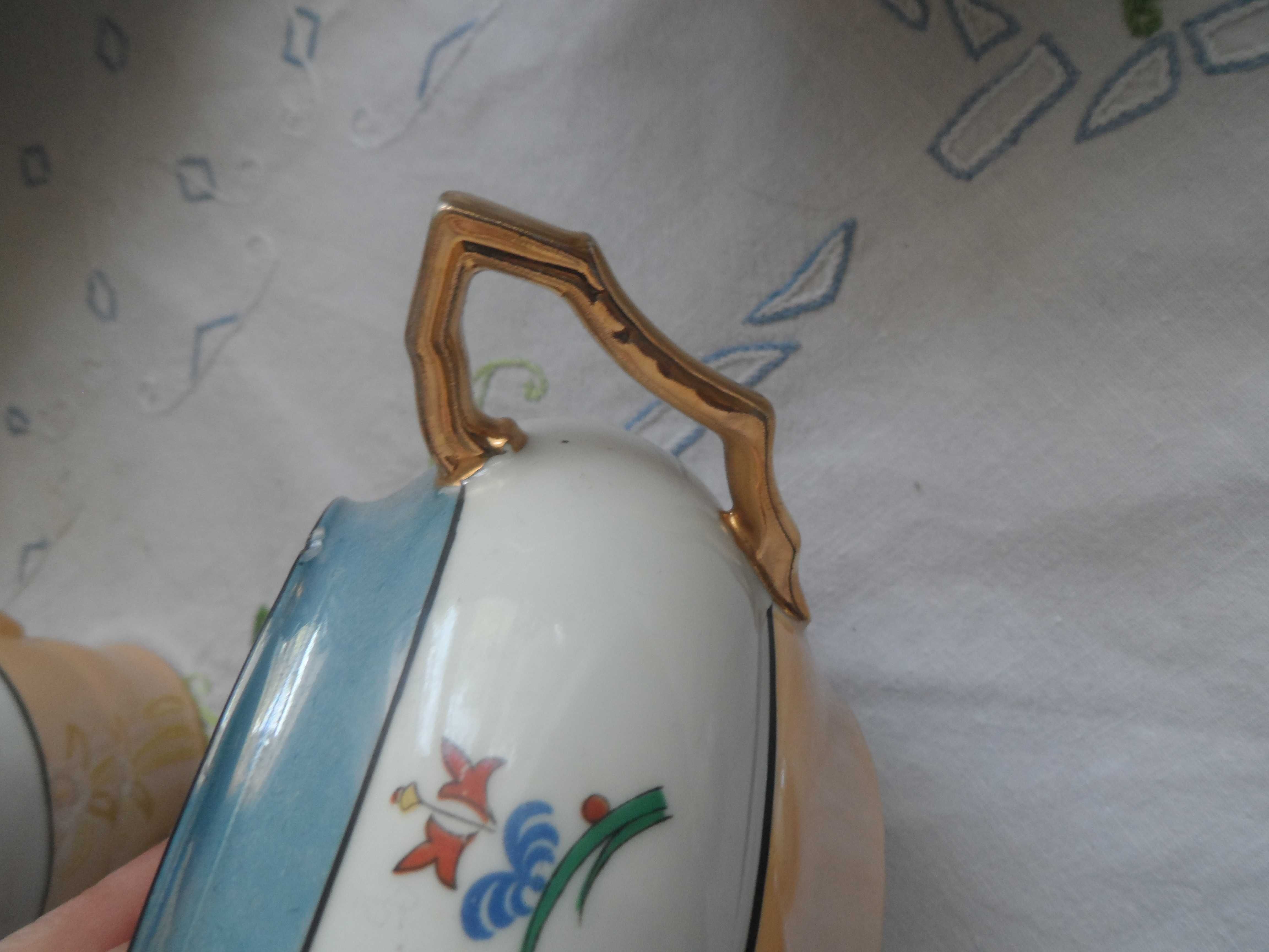 Conjunto de bule, açucareiro e leiteira antigos
