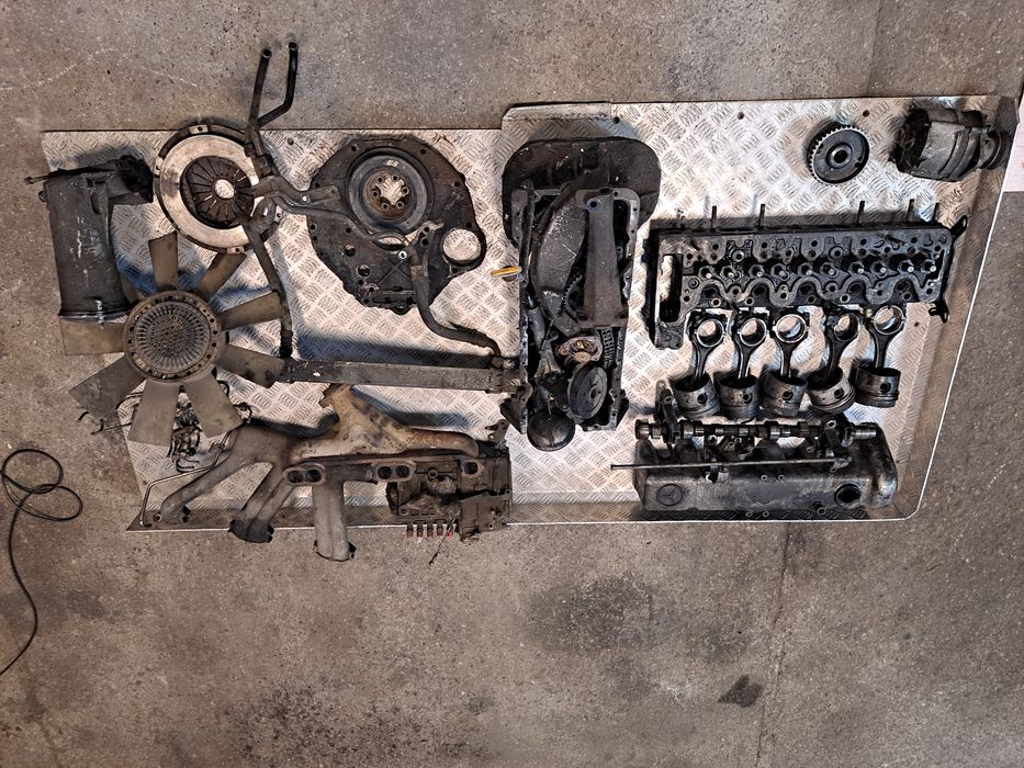 Mercedes 3.0 Kaczka Część głowica tłoki  Dekiel pokrywa wałek OM 617