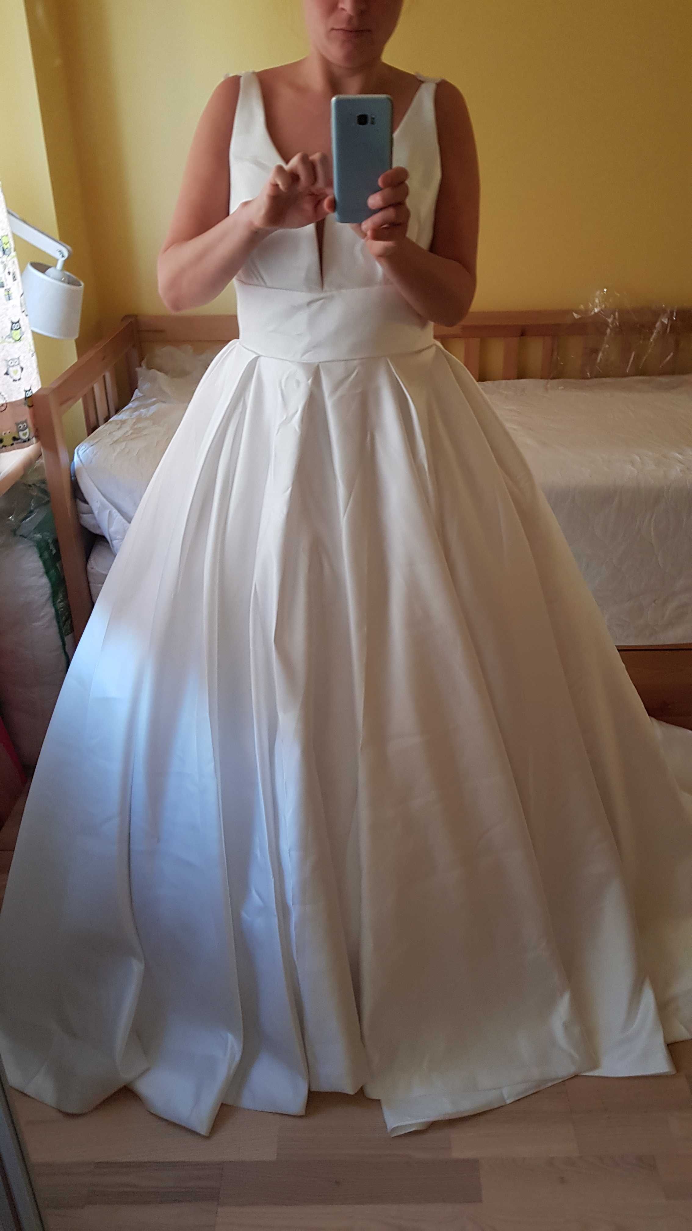 suknia ślubna satynowa