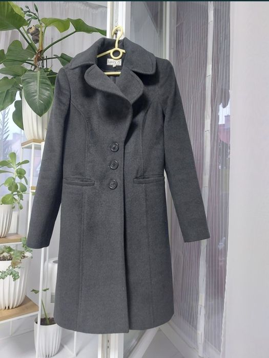 Piękny płaszcz damski w kolorze  szary taliowany futrzanym wełniany