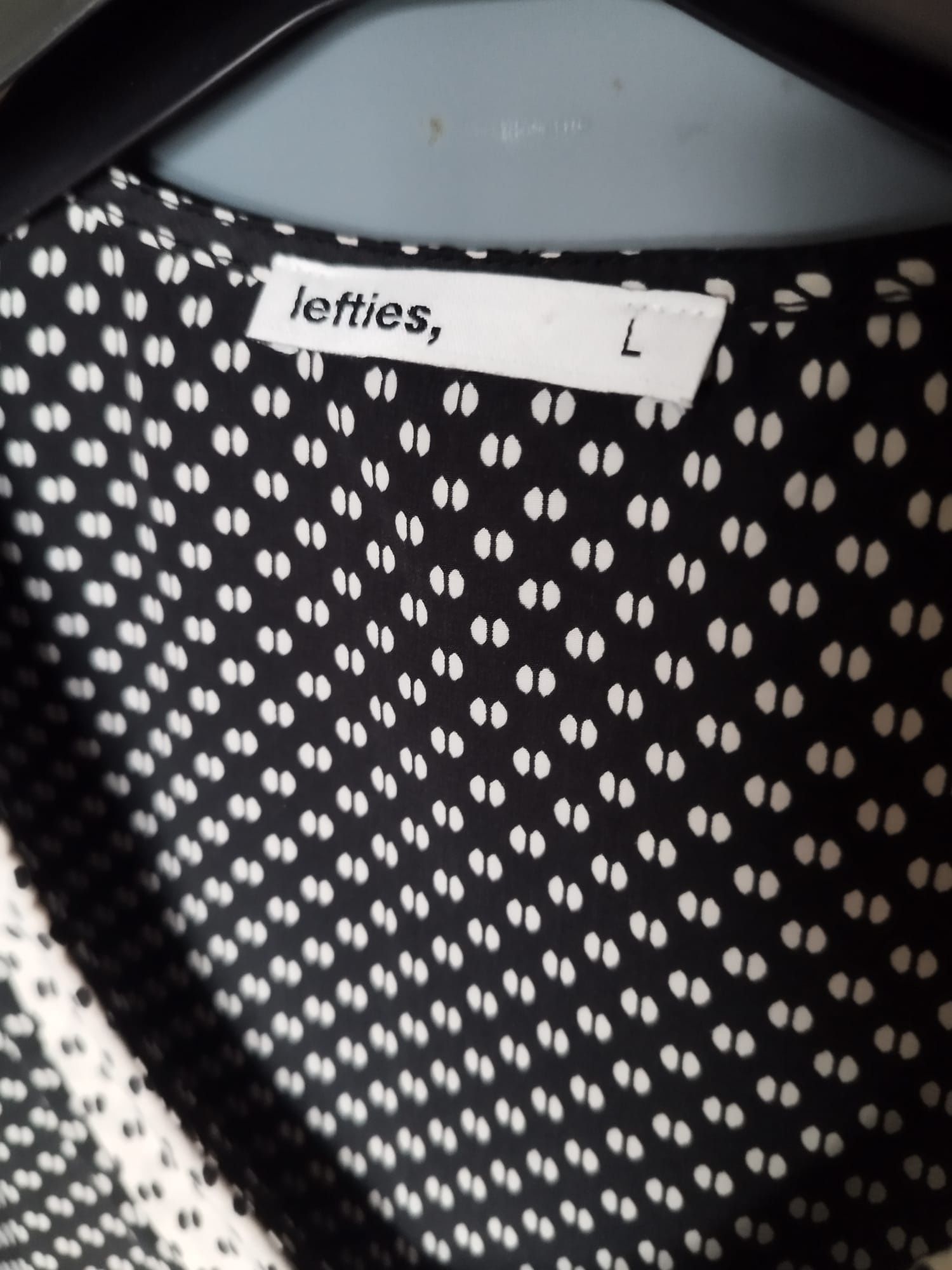 Blusa cavas com decote sobreposto