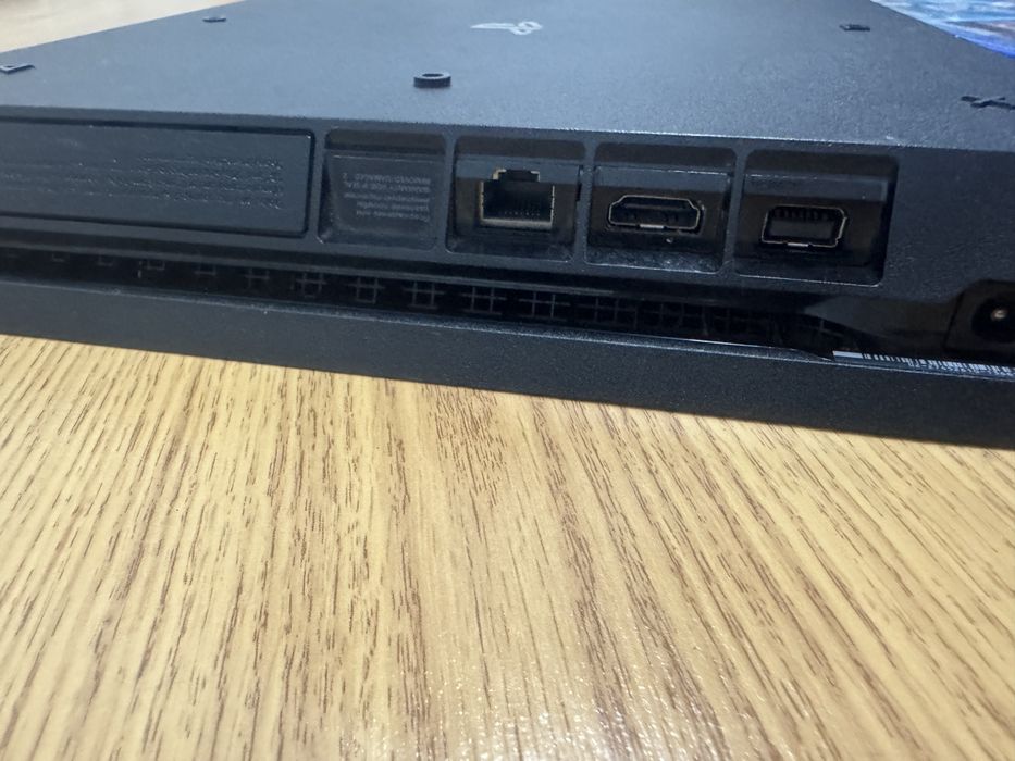 Продам PS4 slim із 2 джойстиками,іграми,з каблем зарядним і HDMI