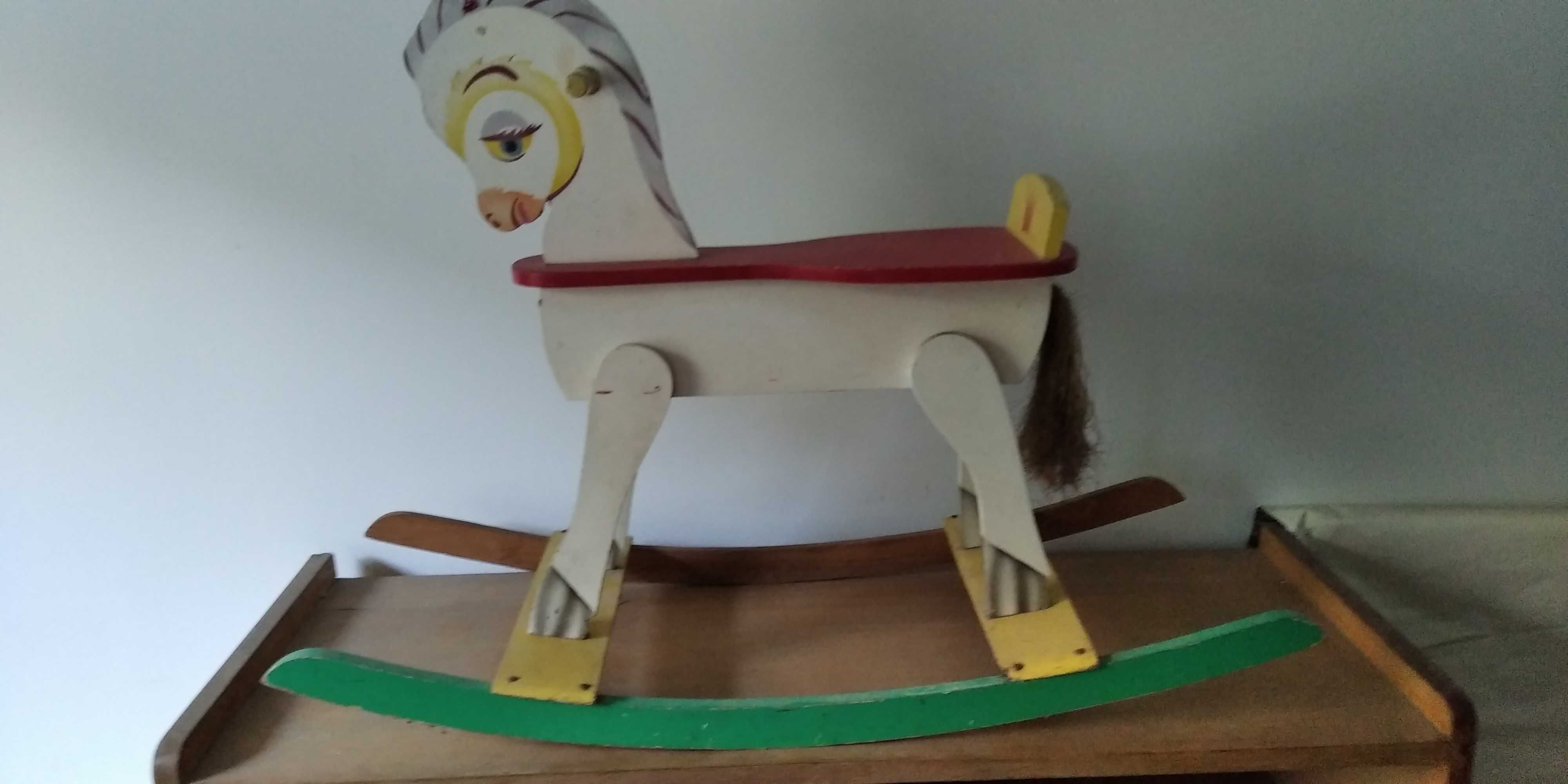 Brinquedo para criança Cavalo em madeira que baloiço, ou 4 em linha