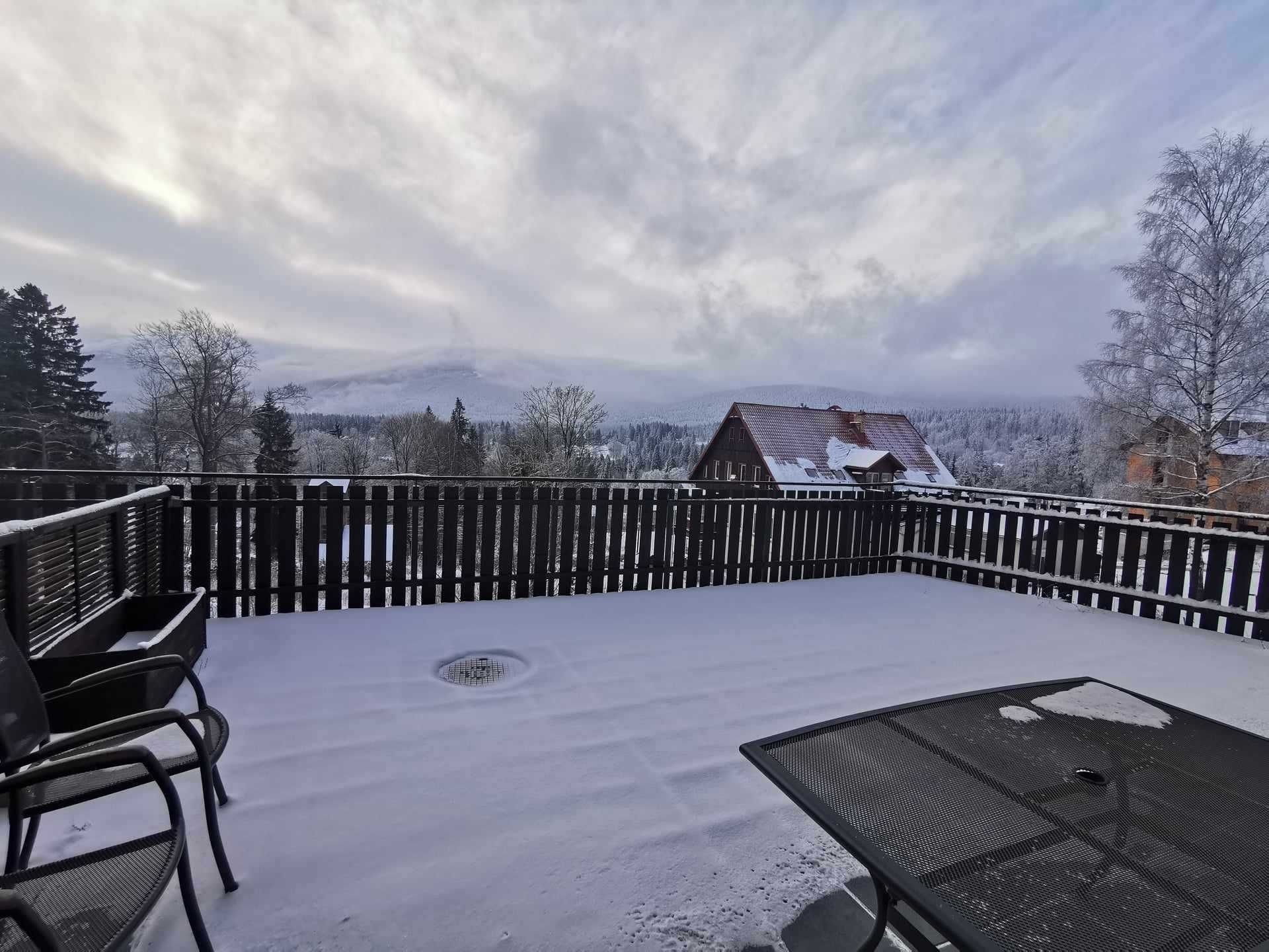 Apartament z tarasem i pięknym widokiem.