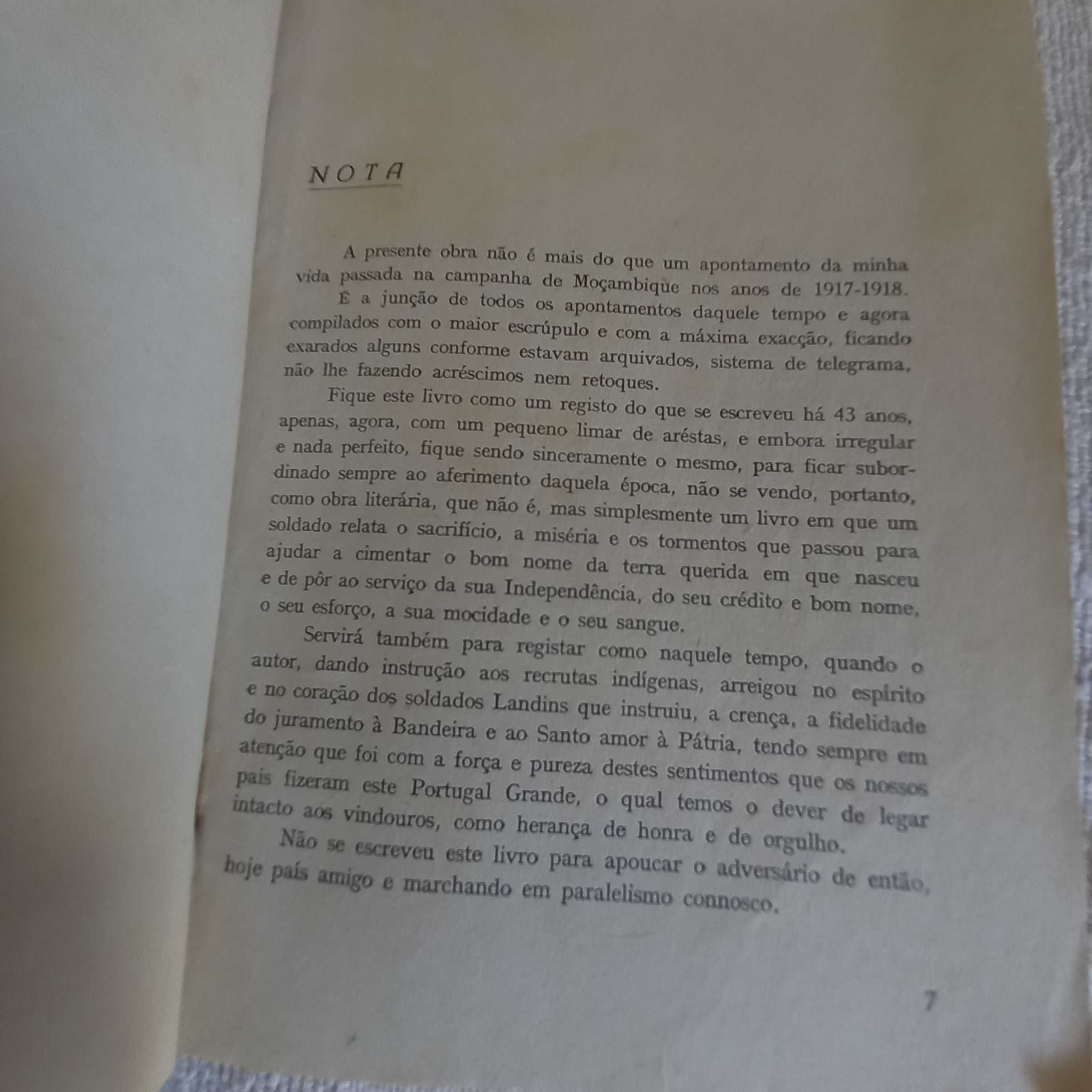 Livro antigo sobre Moçambique