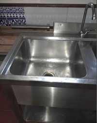 Bancada de inox com torneira