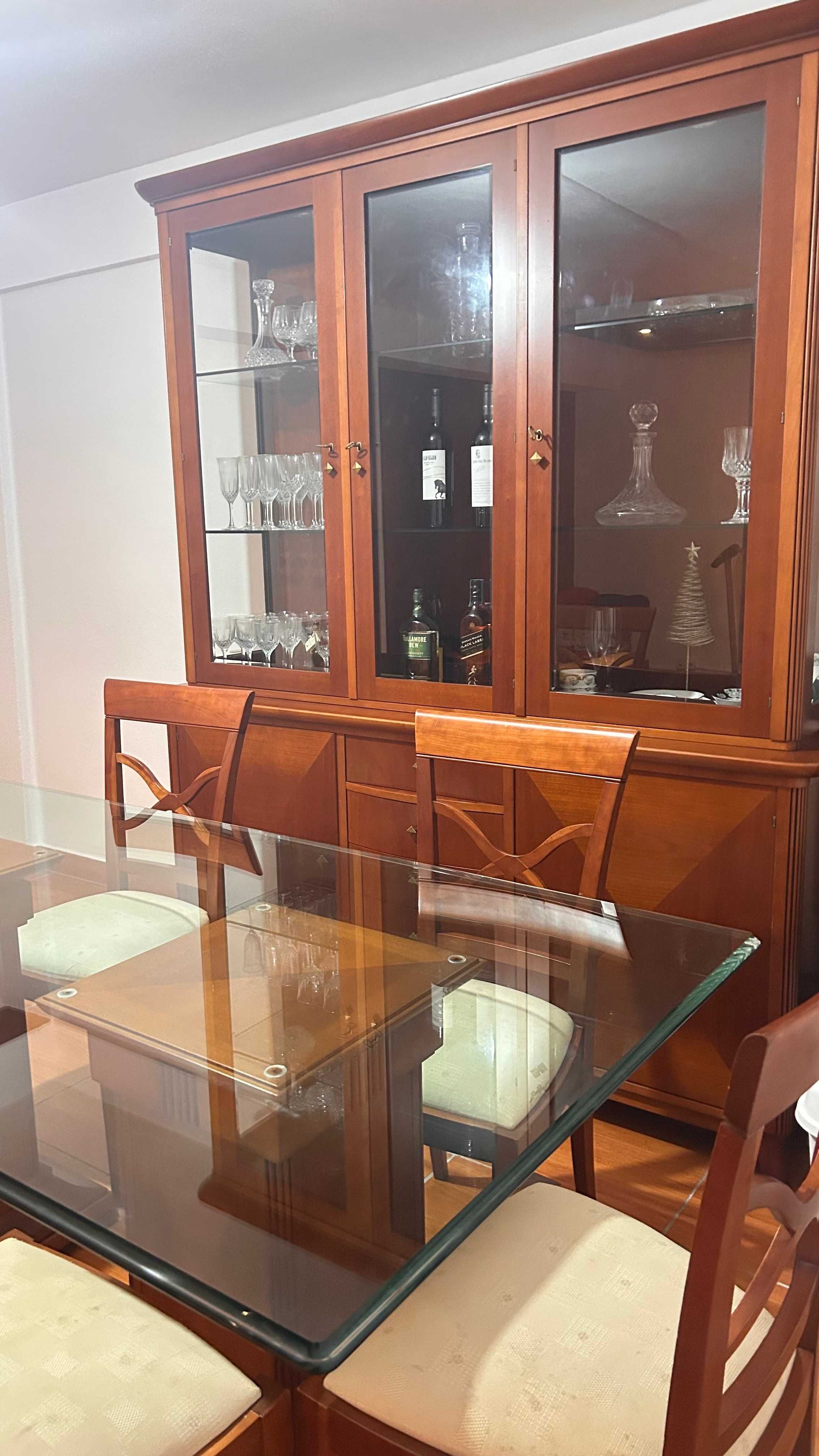 Mesa de jantar com tampo de vidro assente em colunas de madeira maciça