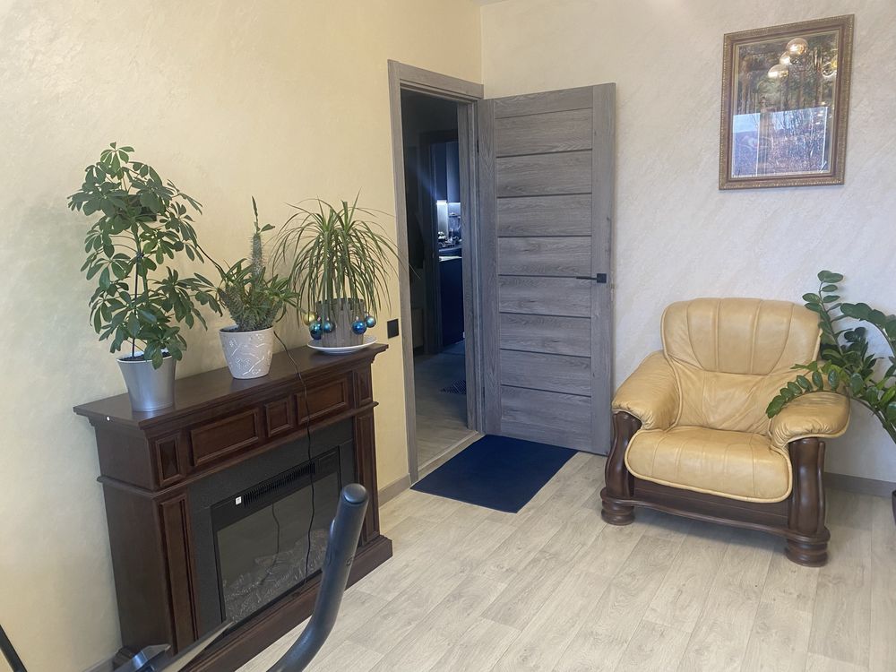 Продам 4-х кім. кв з капремонтом 24 року, на 4-м районі.