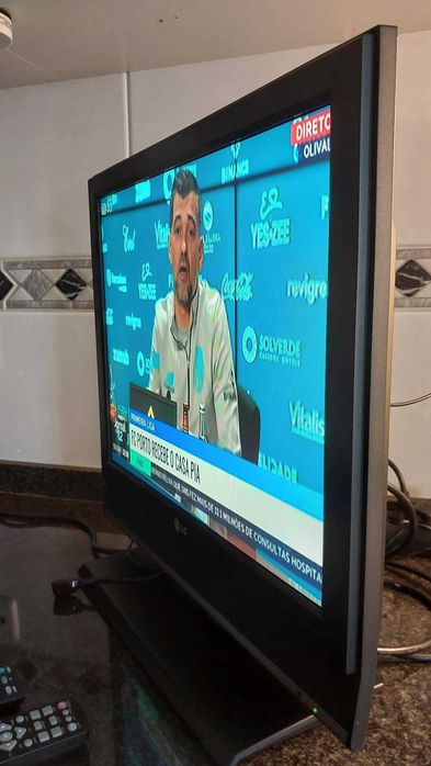 Televisão LCD LG 20LS5R - 51 cm 4:3 + Recetor TDT Sigmatek DVBR-50HD