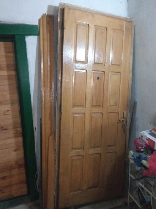 Продаються вхідні дубові двері
