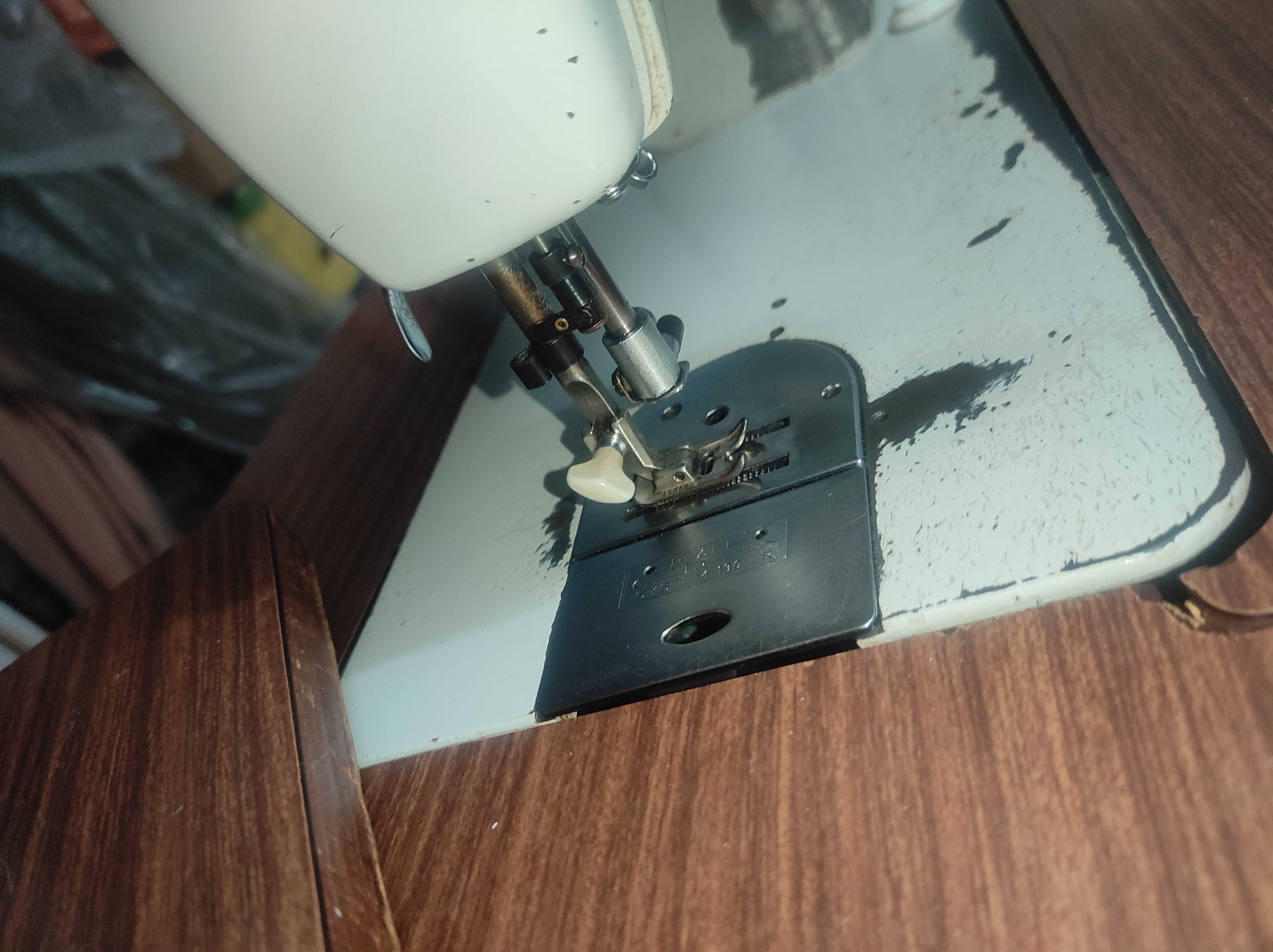 Máquina de Costura PFAFF com Mesa