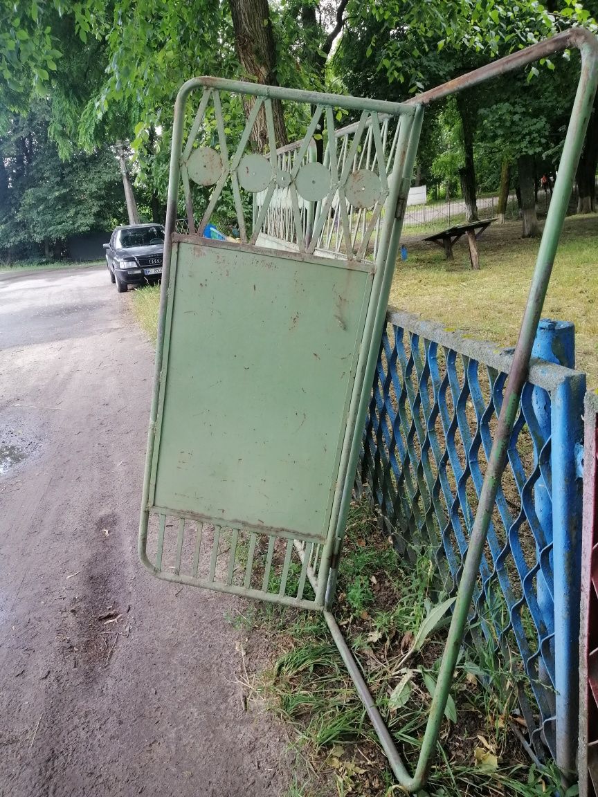 Продам металеві ворота з хвірткою