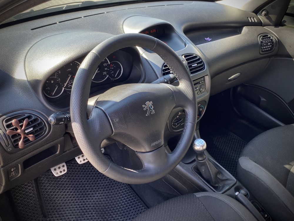 Продам автомобіль Peugeot 206