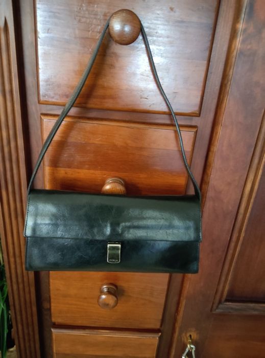 Mala de ombro preta em pele, marca Furla