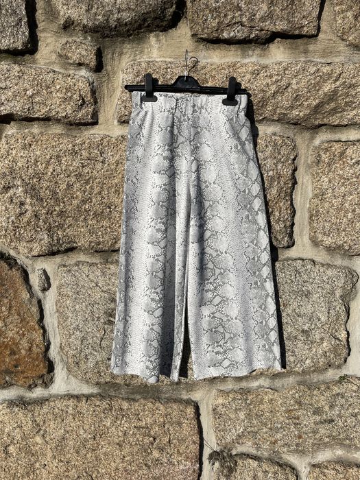 Calças estilo culotte em padrão cobra
