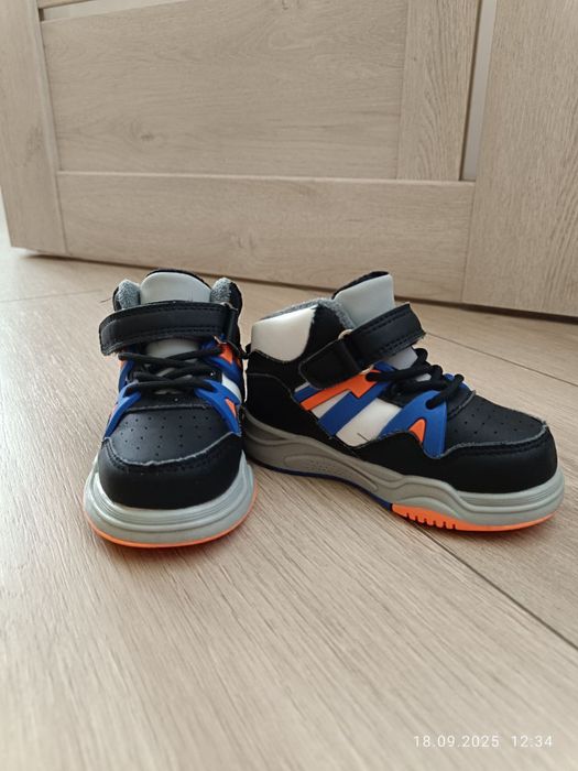 Дитячі кросівки