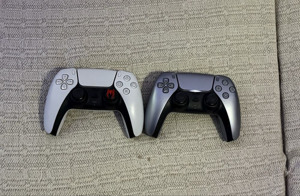 PS5 848gb com 3 comandos