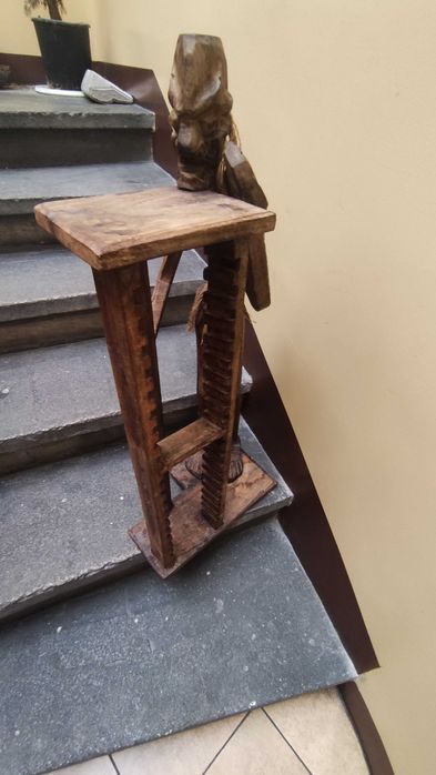 Drewniany stojak półka na płyty CD unikalna rzeźba