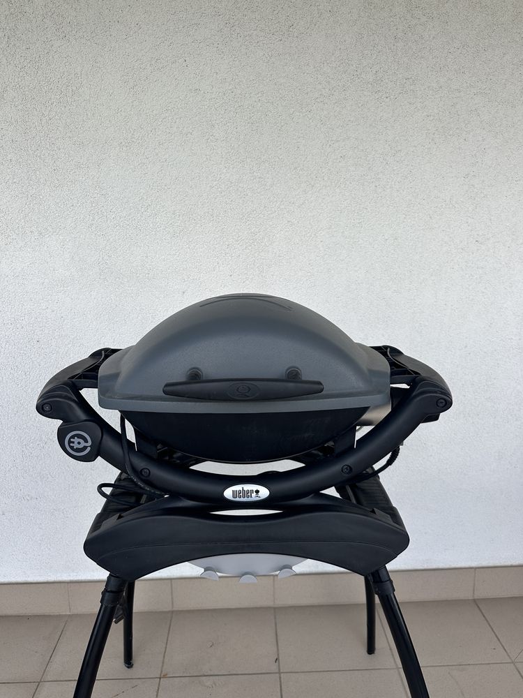 Grill elektryczny Weber Q 1400 z podstawą i blatami — stan jak nowy