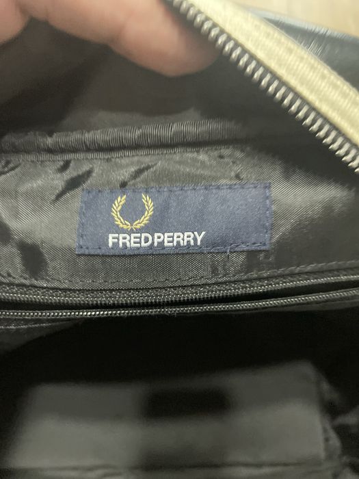 Czarna torba podróżna weekendowa Fred Perry małe logo