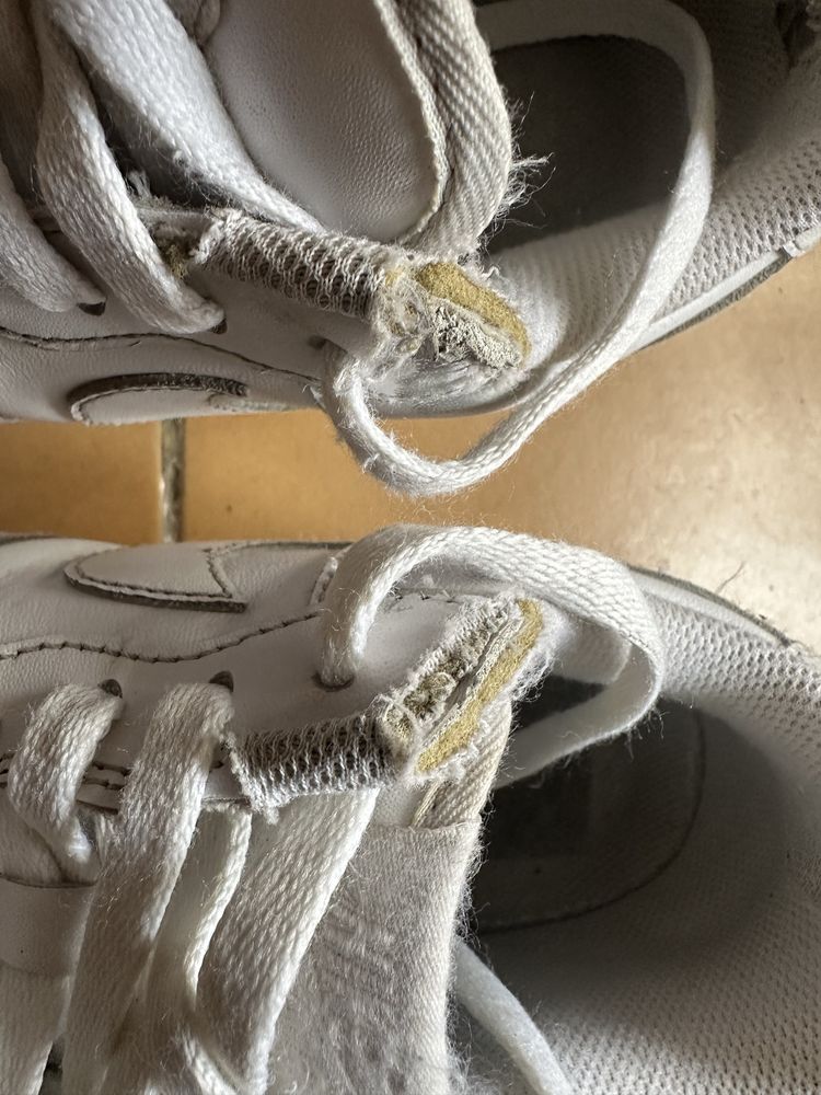 Nike air force 1 com algumas marcas de uso