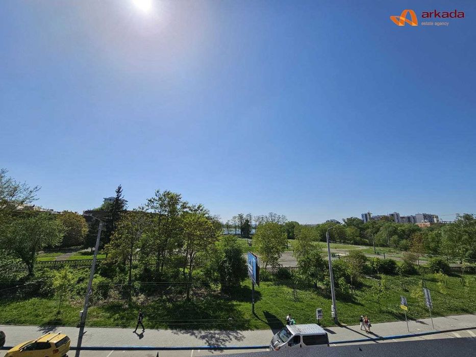 Унікальне комерційне приміщення з терасою  ,вигляд на міське озеро