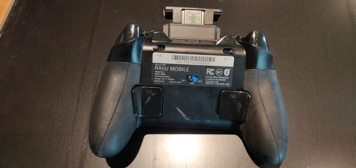 Геймпад Razer Raiju для мобільних ігор в телефоні