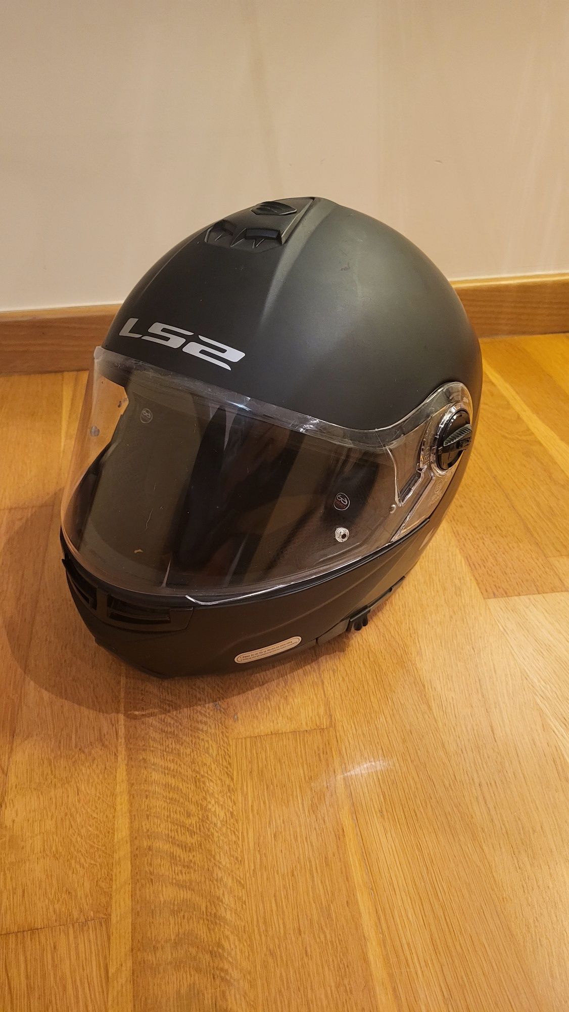 Dois Capacetes LS2 Strobe (L) e LS2 Airflow (M)
